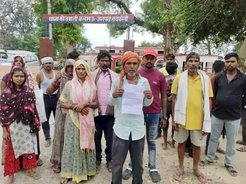 रायबरेली -चोरी की घटनाओं पर अंकुश नही लगा पा रही है डलमऊ पुलिस ग्रामीणों ने कोतवाली का किया घेराव