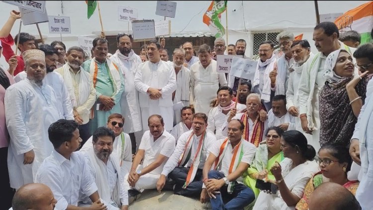 रायबरेली में हाथों में तख्तियां लेकर विद्युत विभाग के खिलाफ कांग्रेसियों ने की जमकर नारे बाजी