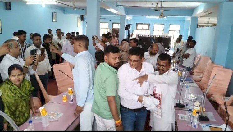 रायबरेली की नगर पालिका बोर्ड बैठक में जमकर हुआ हंगामा,हंगामा देख बैठक को छोड़ नगर पालिका अध्यक्ष निकले बाहर