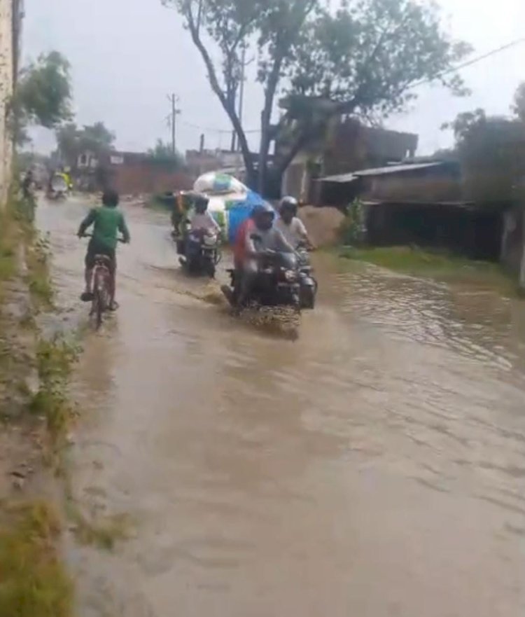 रायबरेली-तेज बारिश से सर्विस रोड पर लबालब जल भराव भूसे से भरा पिकअप पलटा,राहगीर गिर कर हुए घायल,,,
