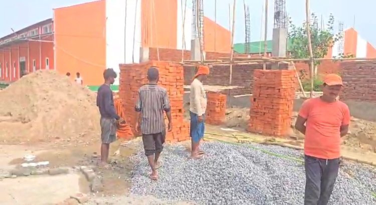 रायबरेली के F C I में बन रहे गोदामों में घटिया सामग्री पीले ईंट व घटिया मौरंग व बालू से हो रहा निर्माण