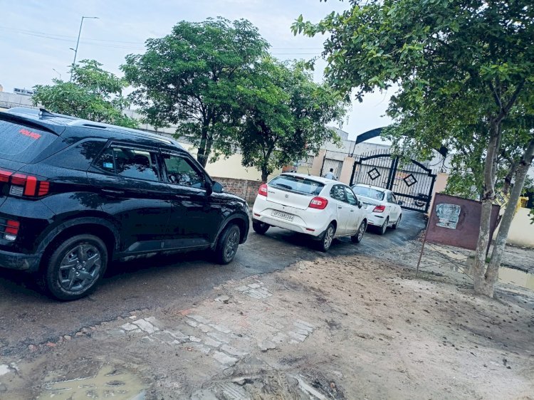 रायबरेली-तहसीलदार ने बंद करवा दिया गेट , परिसर में कैद रहे अधिवक्ता और वादकारी