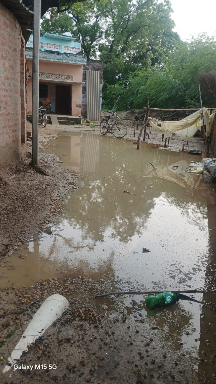 रायबरेली-अधिकारियों के दावे हवा हवाई, जलभराव से बढ़े संचारी रोग फैलाव के आसार
