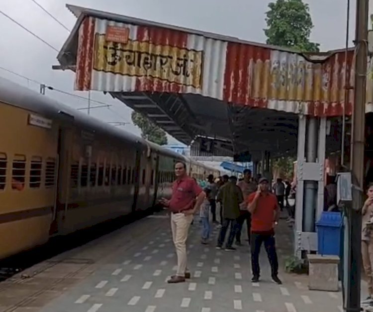 रायबरेली-ऊंचाहार में गंगा गोमती ट्रेन का इंजन अचानक हुआ फेल,,,