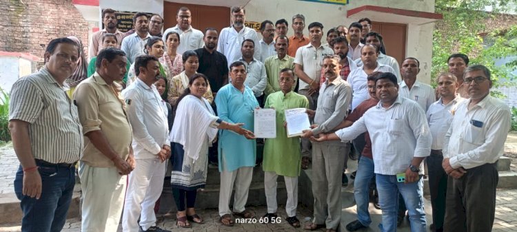 रायबरेली-शिक्षको ने विधायक को सौंपा ज्ञापन