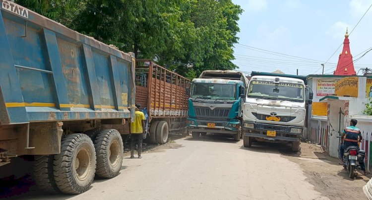 रायबरेली- जिम्मेदारों नें बंद किये आंखे, कोतवाली गेट पर खड़े ट्रक बने जी का जंजाल,,,,