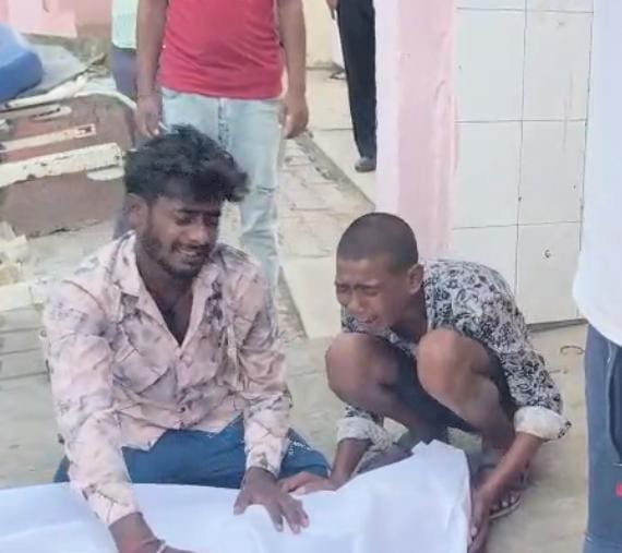 रायबरेली-बाइक सवार युवकों को डंपर ने मारी टक्कर , एक की मौत , दो घायल