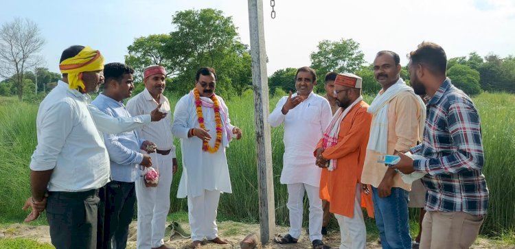 रायबरेली-पूरे होते वादे: अरखा गाँव में बिजली का कार्य सुरू भाजपा नेता जितेंद्र बहादुर सिंह नें नारियल तोड़कर कार्य का किया शुभारंभ