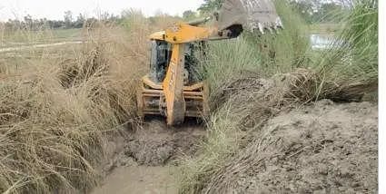 रायबरेली में किसानों ने पैसे जुटाकर कराई नहर की सफाई,सिंचाई विभाग की उपेक्षा से किसानों में नाराजगी