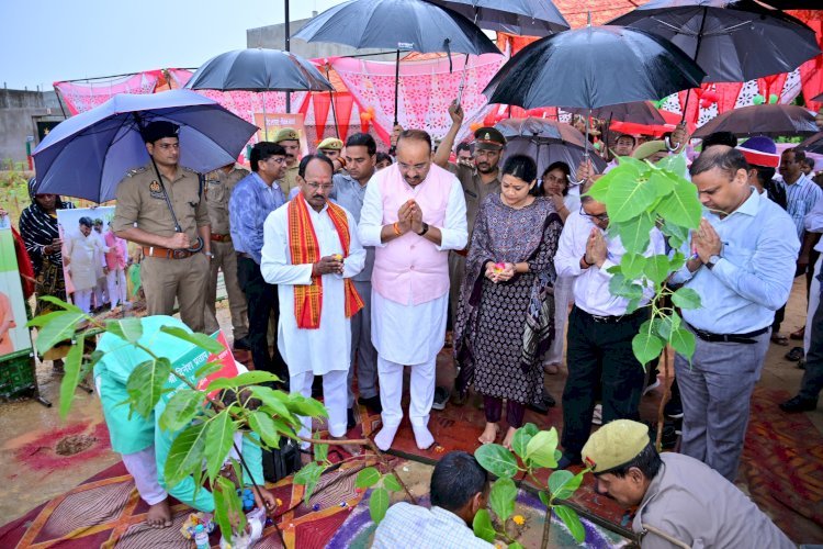 उद्यान मंत्री, नोडल अधिकारी, डीएम और एसपी ने पौध रोपण अभियान में लिया हिस्सा,एक पेड़ मां के नाम का दिया संदेश