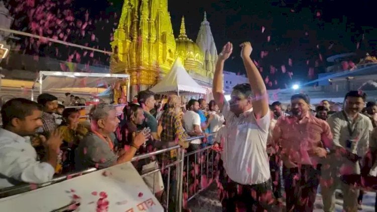 सावन के पहले दिन काशी विश्वनाथ धाम में पुष्प वर्षा कर श्रद्धालुओं का स्वागत, बाबा की हुई दिव्य मंगला आरती