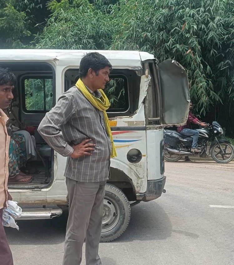 रायबरेली- डंपर ने सवारी से भरी मैजिक वाहन को पीछे से मारी टक्कर,,, 