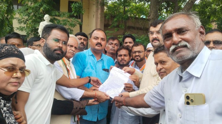 रायबरेली-वाराणसी में कांग्रेस नेताओं के विरुद्ध दर्ज मुकदमे के विरुद्ध लामबंद हुए कांग्रेसी , सौंपा ज्ञापन