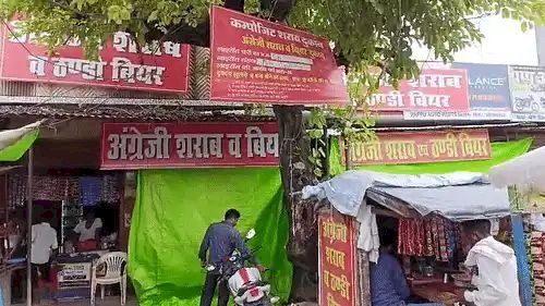 रायबरेली में सावन के पहले सोमवार पर तिरपाल से ढकी गईं शराब की दुकानें, मंदिरों में उमड़े शिवभक्त