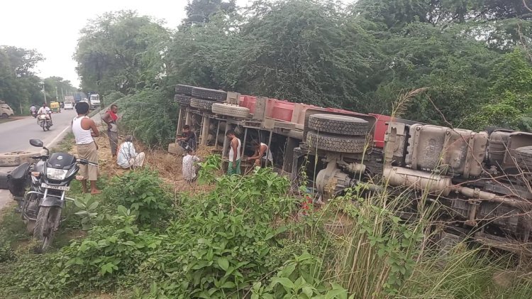 रायबरेली-अनियंत्रित ट्रक ने डस्ट लदे डंपर को मारी टक्कर, खाई में पलटा चालक घायल
