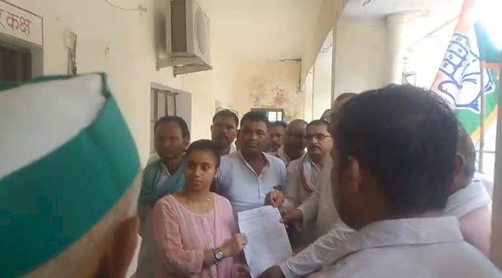 रायबरेली-कांग्रेसियों का प्रदर्शन तहसीलदार को सौपा ज्ञापन, वोले परेशान किसान