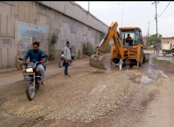 रायबरेली-नगर पंचायत ने पाटे ओवर ब्रिज सर्विस रोड के गड्ढे