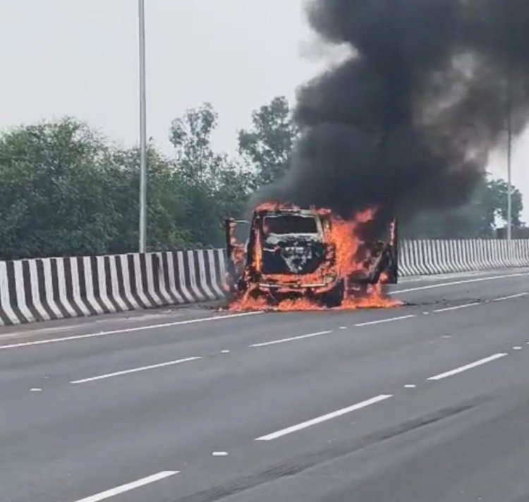 रायबरेली-आग का गोला बनी स्कॉर्पियो , सवारों ने कूदकर बचाई जान