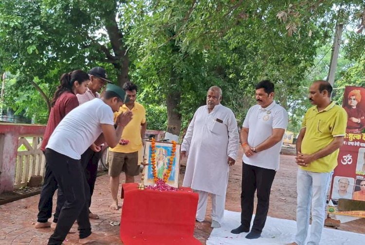 रायबरेली-कारगिल के शूरवीरों को शहीद स्मारक पर दी गई श्रद्धांजलि 