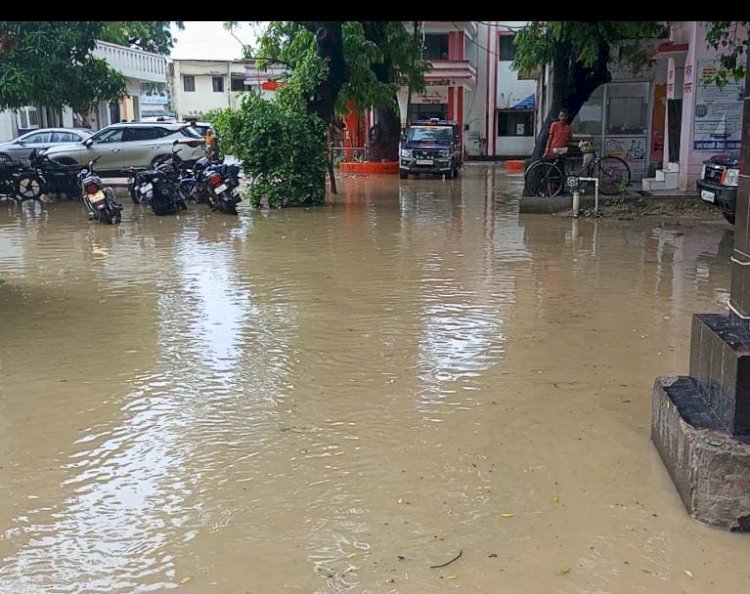 रायबरेली-तीन दिनों से झमाझम बारिश से ठहर गई जिंदगी  , बिजली ने रुलाया 