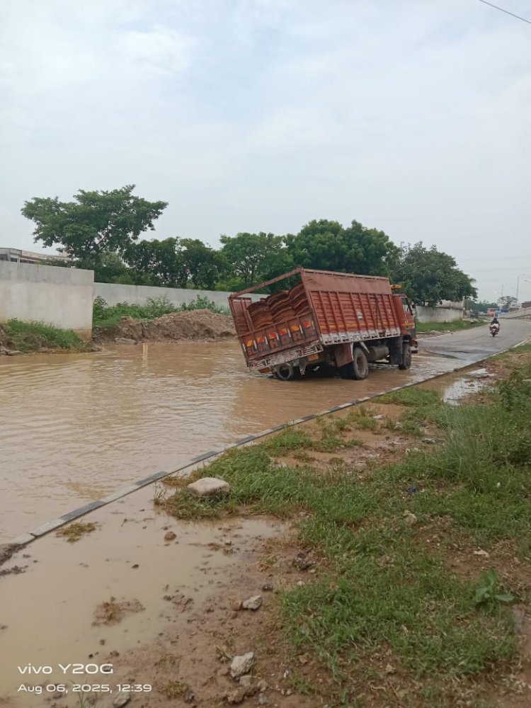 रायबरेली-डूब गए राजमार्ग के अंडर पास , एसडीएम से की शिकायत 