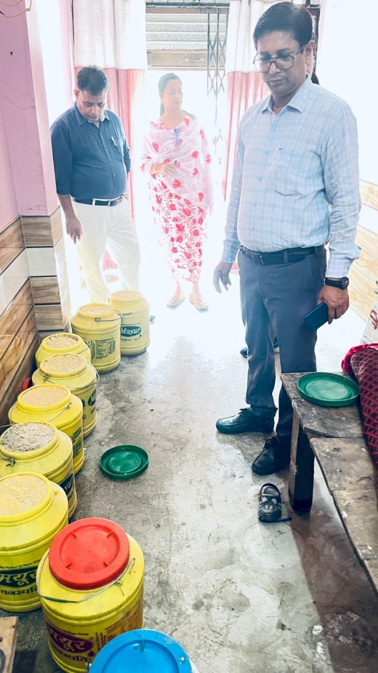 रायबरेली-रक्षा बंधन से पहले खाद्य सुरक्षा विभाग का अभियान, 2 क्विंटल खराब मिठाई बरामद