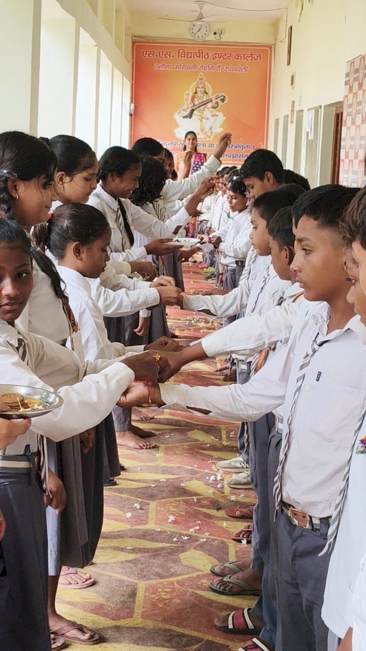 रायबरेली-श्याम सुंदर इंटर कॉलेज में  छात्र-छात्राओं ने भाई-बहन के स्नेह का पर्व रक्षा बंधन  बड़े ही हर्षोल्लास के साथ मनाया, 