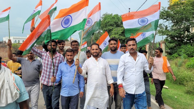 रायबरेली-डलमऊ नगर पंचायत अध्यक्ष प्रतिनिधि शुभम गौड़ के नेतृत्व में निकाली गयी तिरंगा यात्रा,सैकड़ो लोग हुए शामिल