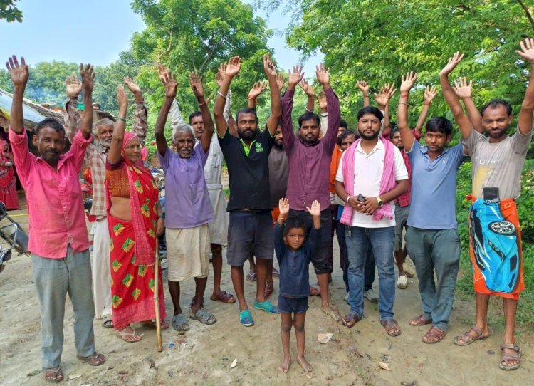 रायबरेली-पट्टी रहस कैथवल के दर्जनों ग्रामीणों ने जर्जर सड़क की मरम्मत के लिए किया प्रदर्शन,,, 