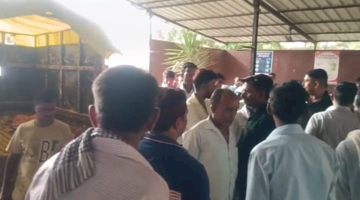 रायबरेली-जिला अस्पताल ले जाते समय प्रसूता की हुई मौत, परिजनों ने सीएचसी में काटा हंगामा, लापरवाही का आरोप