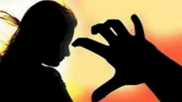 रायबरेली-घर की छत पर खड़ी महिला की नाबालिग बेटी से मनचला कर रहा था गंदे इशारे