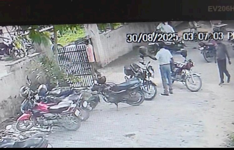 रायबरेली-खंड शिक्षा अधिकारी कार्यालय से एक चोर चोरी कारते सीसीटीवी टीवी में कैद,,, 