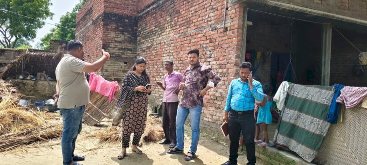 रायबरेली-बारिश में मकान गिरने से परेशान परिवार से मुलाकात करने पहुँची BDO,दिया आश्वासन