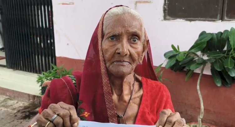 रायबरेली-महराजगंज ब्लॉक में तैनात सेक्रेटरी सुमित कुमार की लापरवाही आई सामने,जिंदा बुजुर्ग महिला को किया मृत