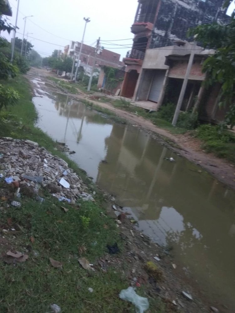 रायबरेली-नगर पंचायत लालगंज में सड़को पर भरा है पानी,कस्बे के लोगो का निकालना हुआ दुश्वार