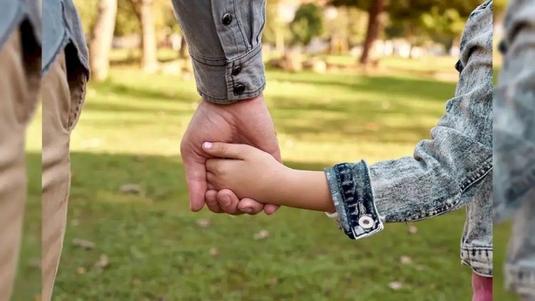 कब और कैसे शुरू होती है बच्चों में सेक्स के प्रति जिज्ञासा, क्या करें पेरेंट्स?