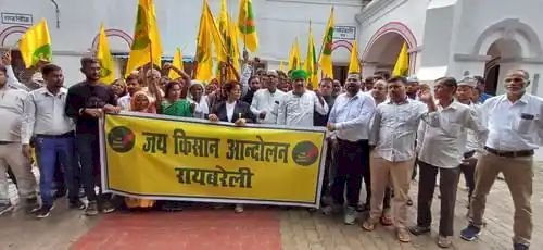 रायबरेली: खाद की कमी पर दिया धरना, एसडीएम के निलंबन की मांग