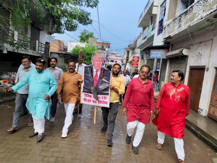 रायबरेली-व्यापारियों ने जलाया ट्रंप और विदेशी ऑनलाइन कंपनियों का पुतला