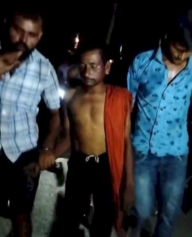 रायबरेली- कैथवल गाँव में ग्रामीणों ने पकड़ा एक संदिग्ध व्यक्ति किया पुलिस के हवाले,, 