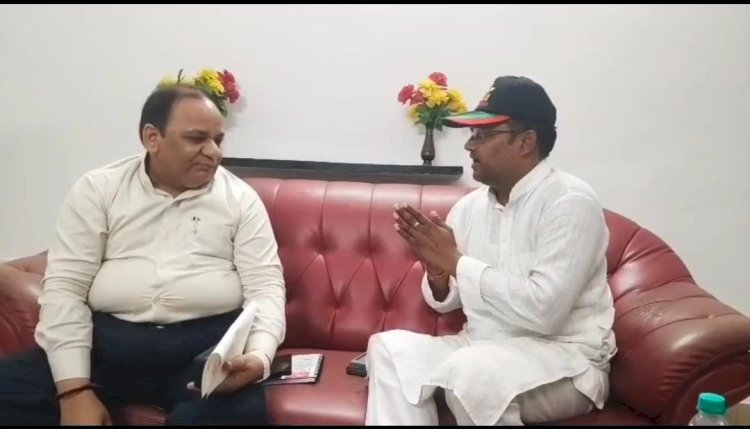 रायबरेली-PWD विभाग के अधिकारी के सामने भाजपा MLA ने जोड़े हाथ