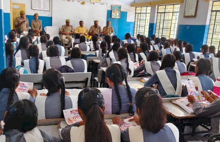 रायबरेली- NTPC आवासीय परिसर में सरस्वती विद्यालय में पुलिस नें छात्राओं को दी सुरक्षा वा हेल्पलाइन की जानकारी