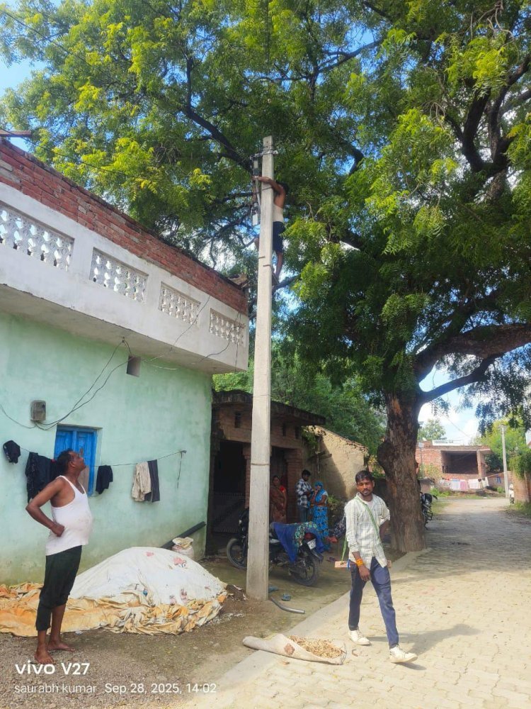 रायबरेली-दहशत से निपटने के लिए प्रधान ने गांव में कराई प्रकाश व्यवस्था 