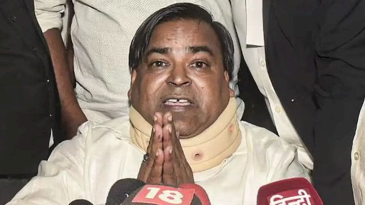 जेल में बंद पूर्व मंत्री गायत्री प्रजापति को कैदी ने सिर में मारी कैंची, UP की सियासत में हड़कंप