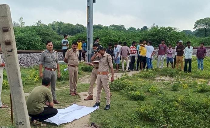 रायबरेली-एक युवक  की रेलवे लाइन के किनारे मिला अर्धनग्न शव , पुलिस कर रही जांच