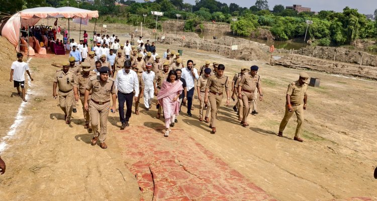 दुर्गा प्रतिमा विसर्जन पर्व को लेकर डीएम-एसपी ने किया राजघाट का निरीक्षण