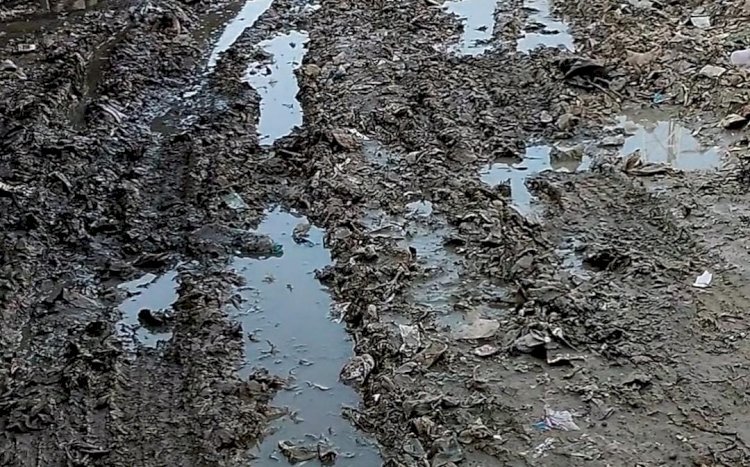 रायबरेली-ब्लॉक के अधिकारियों की अनदेखी से गंदगी के बीच जी रहे है लोग,बीमारी का फैल रहा खतरा