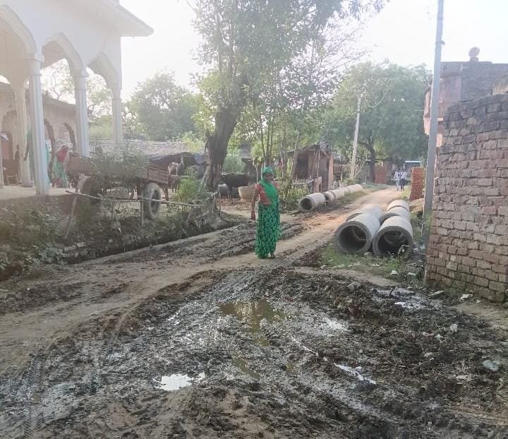 रायबरेली-5 सालों में विकास के नाम पर ग्राम प्रधान ने दिया लॉलीपॉप सड़को की बदहाल स्थित विकास कार्यो की बया कर रही है दास्तान