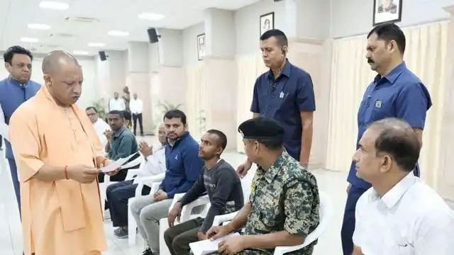 आप निश्चिंत होकर ड्यूटी कीजिए, समाधान सरकार पर छोड़ दीजिए, CRPF जवान से सीएम योगी बोले