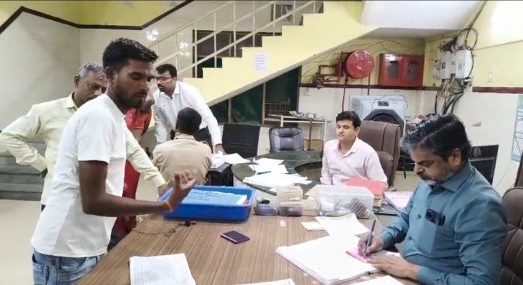 रायबरेली-संदिग्ध परिस्थितियों में सड़क के किनारे मिली युवती