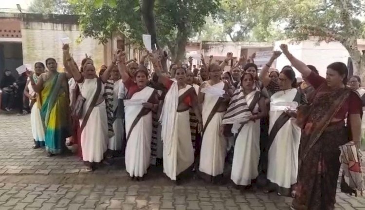रायबरेली- ऊंचाहार में आशा बहुओं ने 13 सूत्रीय मांगों को लेकर किया धरना प्रदर्शन
